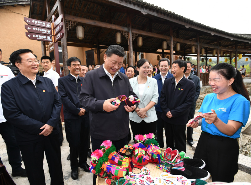 　　9月16日至18日，中共中央總書記、國家主席、中央軍委主席習(xí)近平在河南考察。這是16日下午，習(xí)近平在信陽市新縣田鋪鄉(xiāng)田鋪大塆考察調(diào)研。 新華社記者 謝環(huán)馳 攝