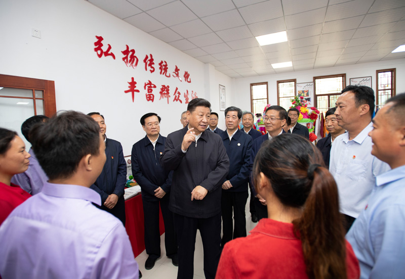 9月16日至18日，中共中央總書記、國家主席、中央軍委主席習(xí)近平在河南考察。這是17日上午，習(xí)近平在信陽市光山縣文殊鄉(xiāng)東岳村文化接待中心，同當(dāng)?shù)孛撠氈赂粠ь^人親切交流，勉勵他們帶動更多鄉(xiāng)親們致富。新華社記者 謝環(huán)馳 攝