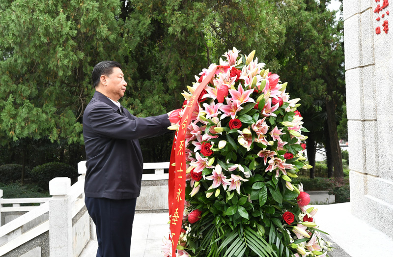 　　9月16日至18日，中共中央總書記、國家主席、中央軍委主席習(xí)近平在河南考察。這是16日下午，習(xí)近平來到位于信陽市新縣的鄂豫皖蘇區(qū)首府烈士陵園，瞻仰革命烈士紀(jì)念碑，向革命先烈敬獻(xiàn)花籃。 新華社記者 謝環(huán)馳 攝