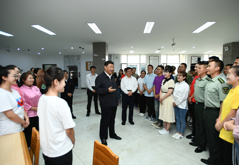 7月15日至16日，中共中央總書記、國家主席、中央軍委主席習(xí)近平在內(nèi)蒙古考察并指導(dǎo)開展“不忘初心、牢記使命”主題教育。這是16日上午，習(xí)近平在內(nèi)蒙古大學(xué)圖書館同學(xué)生們親切交談，勉勵他們志存高遠、腳踏實地、發(fā)奮圖強。