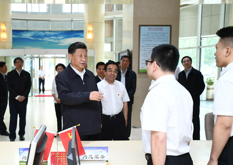 7月15日至16日，中共中央總書記、國家主席、中央軍委主席習(xí)近平在內(nèi)蒙古考察并指導(dǎo)開展“不忘初心、牢記使命”主題教育。這是16日上午，習(xí)近平在內(nèi)蒙古自治區(qū)自然資源廳自然資源政務(wù)大廳同工作人員交談，了解開展主題教育和落實便捷高效政務(wù)服務(wù)等情況。