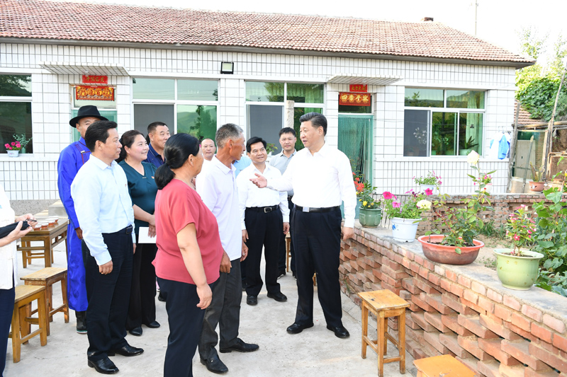 7月15日至16日，中共中央總書記、國家主席、中央軍委主席習(xí)近平在內(nèi)蒙古考察并指導(dǎo)開展“不忘初心、牢記使命”主題教育。這是15日下午，習(xí)近平在赤峰市喀喇沁旗河南街道馬鞍山村村民張國利家，同基層干部群眾代表親切交流。