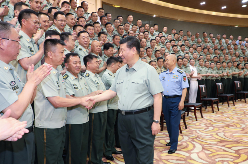 7月15日至16日，中共中央總書記、國家主席、中央軍委主席習(xí)近平在內(nèi)蒙古考察并指導(dǎo)開展“不忘初心、牢記使命”主題教育。這是16日上午，習(xí)近平在呼和浩特親切接見駐內(nèi)蒙古部隊副師職以上領(lǐng)導(dǎo)干部和團級單位主官，代表黨中央和中央軍委向駐內(nèi)蒙古部隊全體官兵致以誠摯問候。