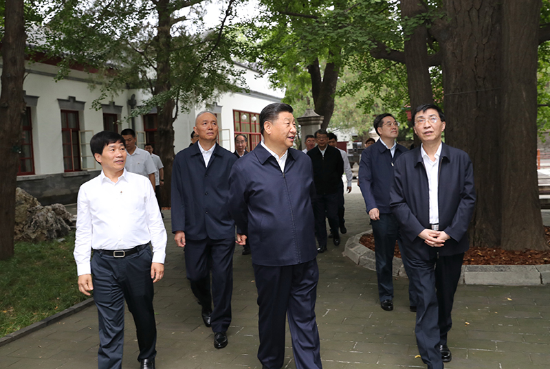 9月12日，中共中央總書記、國(guó)家主席、中央軍委主席習(xí)近平視察中共中央北京香山革命紀(jì)念地。這是習(xí)近平瞻仰雙清別墅。