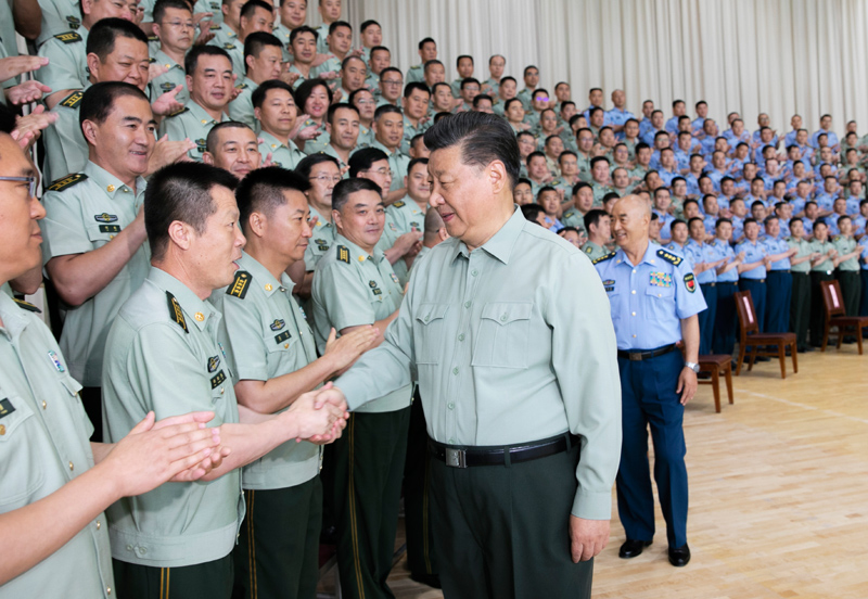 8月22日，中共中央總書記、國家主席、中央軍委主席習(xí)近平到空軍某基地視察。這是習(xí)近平親切接見駐甘肅部隊副師職以上領(lǐng)導(dǎo)干部和團級單位主官。