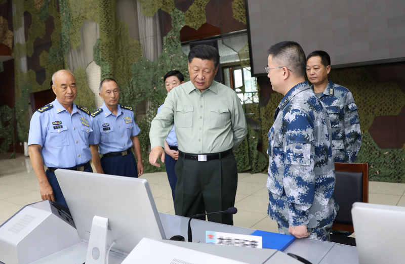 8月22日，中共中央總書記、國家主席、中央軍委主席習(xí)近平到空軍某基地視察。這是習(xí)近平察看基地作戰(zhàn)指揮中心，了解戰(zhàn)備值班和訓(xùn)練情況。