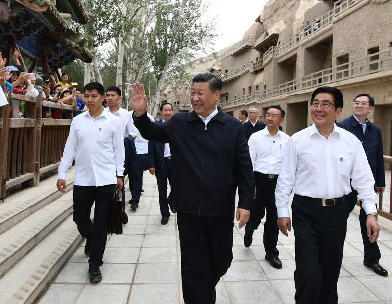 8月19日至22日，中共中央總書記、國家主席、中央軍委主席習近平在甘肅考察。這是19日下午，習近平在敦煌莫高窟考察調(diào)研時，向正在參觀的游客親切招手致意。