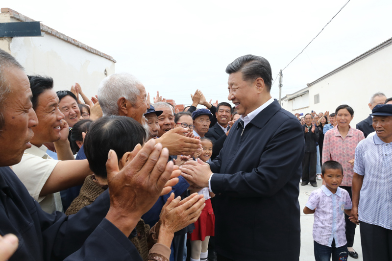 8月19日至22日，中共中央總書記、國家主席、中央軍委主席習近平在甘肅考察。這是21日上午，習近平在武威市古浪縣黃花灘生態(tài)移民區(qū)富民新村同村民親切交談。