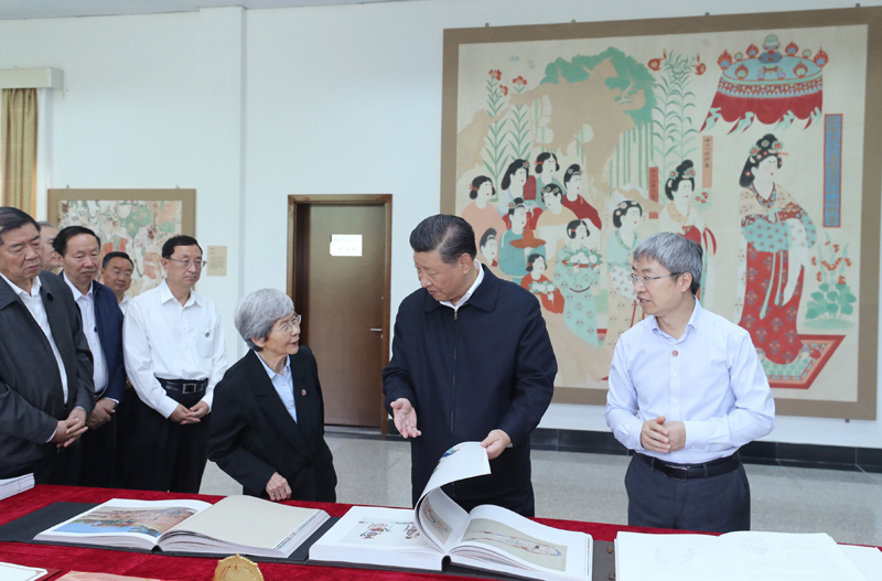 8月19日至22日，中共中央總書記、國家主席、中央軍委主席習近平在甘肅考察。這是19日下午，習近平在敦煌研究院察看珍藏文物和學術(shù)成果展示，了解文物保護和研究、弘揚優(yōu)秀歷史文化情況。