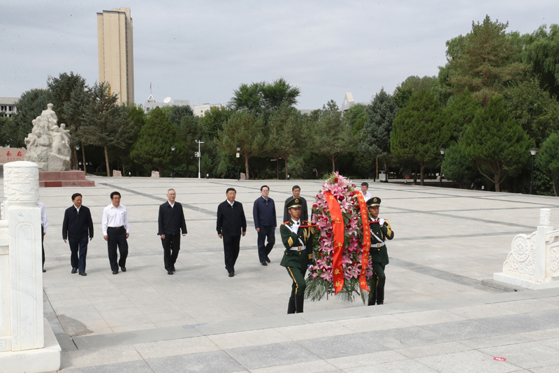 8月19日至22日，中共中央總書記、國家主席、中央軍委主席習近平在甘肅考察。這是20日上午，習近平來到張掖市高臺縣，瞻仰中國工農(nóng)紅軍西路軍紀念碑，向革命先烈敬獻花籃。