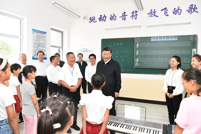 8月19日至22日，中共中央總書記、國家主席、中央軍委主席習近平在甘肅考察。這是21日上午，習近平在武威市古浪縣黃花灘生態(tài)移民區(qū)富民新村富民小學的音樂教室，認真觀看正在進行的音樂課教學。