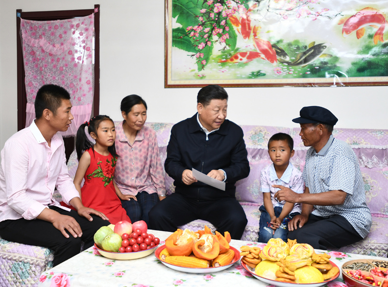 8月19日至22日，中共中央總書記、國家主席、中央軍委主席習近平在甘肅考察。這是21日上午，習近平在武威市古浪縣黃花灘生態(tài)移民區(qū)富民新村村民李應(yīng)川家，同李應(yīng)川一家拉家常。