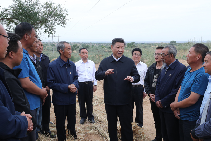 8月19日至22日，中共中央總書記、國家主席、中央軍委主席習近平在甘肅考察。這是21日上午，習近平在武威市古浪縣八步沙林場同“六老漢”代表及林場職工親切交談。