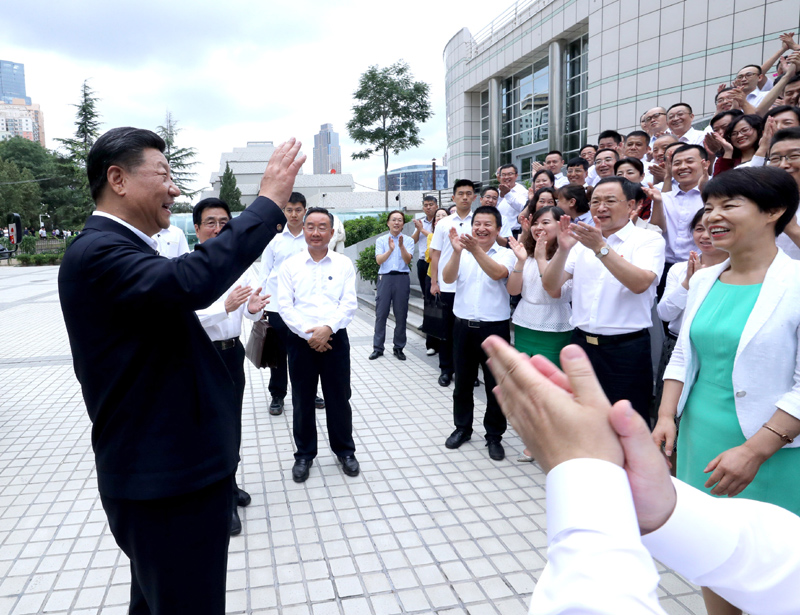 8月19日至22日，中共中央總書記、國家主席、中央軍委主席習近平在甘肅考察。這是21日下午，習近平在讀者出版集團有限公司同工作人員親切交談。