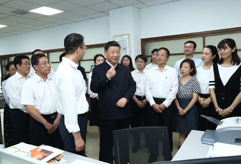 8月19日至22日，中共中央總書記、國家主席、中央軍委主席習近平在甘肅考察。這是21日下午，習近平在《讀者》編輯部同工作人員交流，勉勵他們?yōu)槿嗣裉峁└鄡?yōu)秀精神食糧。