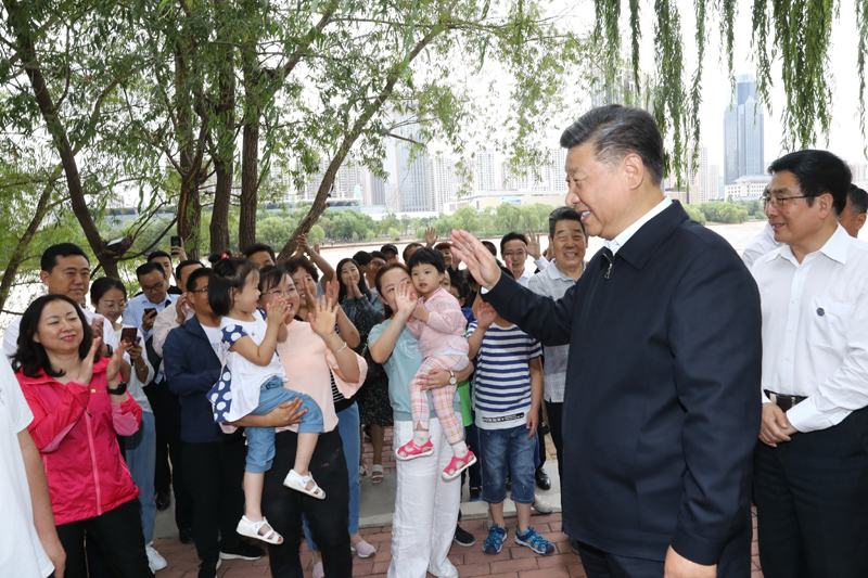 8月19日至22日，中共中央總書記、國家主席、中央軍委主席習近平在甘肅考察。這是21日下午，習近平在蘭州市黃河治理蘭鐵泵站項目點同正在休閑的群眾親切交談。