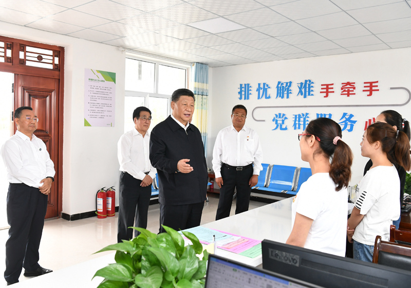 8月19日至22日，中共中央總書記、國家主席、中央軍委主席習近平在甘肅考察。這是21日上午，習近平在武威市古浪縣黃花灘生態(tài)移民區(qū)富民新村黨群服務(wù)中心考察。